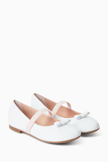 حذاء باليرينا بكعب مسطح وسير بشعار الماركة جلد لامع