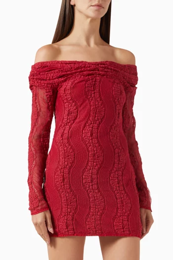 فستان بيرل قصير بأكتاف مكشوفة