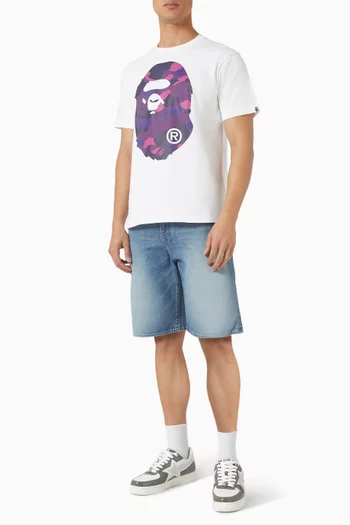 تي شيرت بطبعة رأس قرد كبيرة ونقشة مموهة قطن