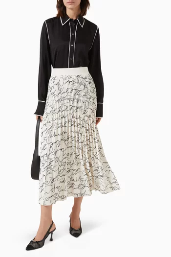 تنورة متوسطة الطول بطيات