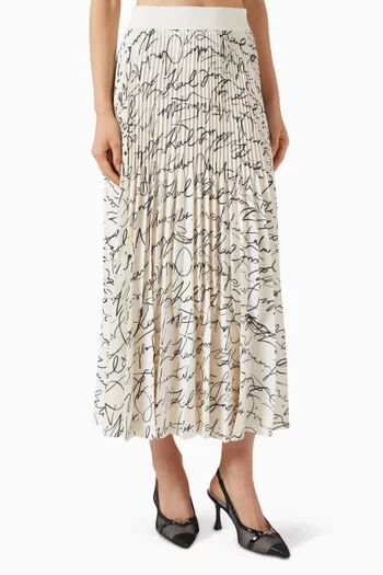 تنورة متوسطة الطول بطيات