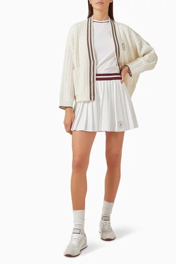 تنورة قصيرة بطيّات وشعار الماركة