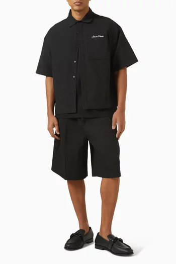 قميص بقصة مربعة وشعار الماركة قطن سيرساكر