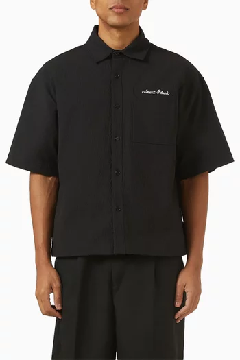 قميص بقصة مربعة وشعار الماركة قطن سيرساكر