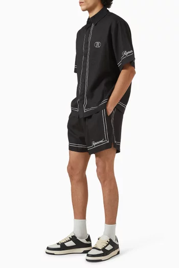 شورت بخطوط مطرزة