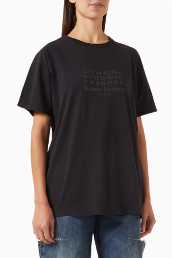 تي شيرت بفتحة رقبة مستديرة وطبعة شعار الماركة قطن