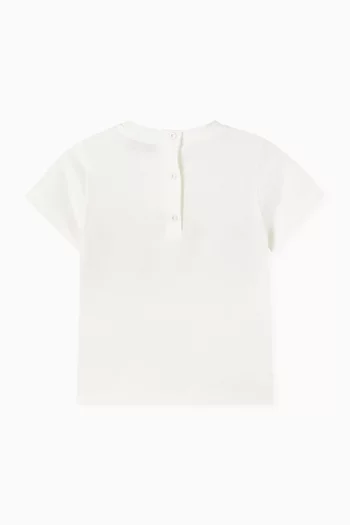 تي شيرت بشعار الماركة وخطوط متعرجة قطن