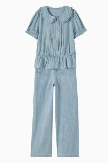 بلوزة بكشكش وياقة بشعار الماركة 