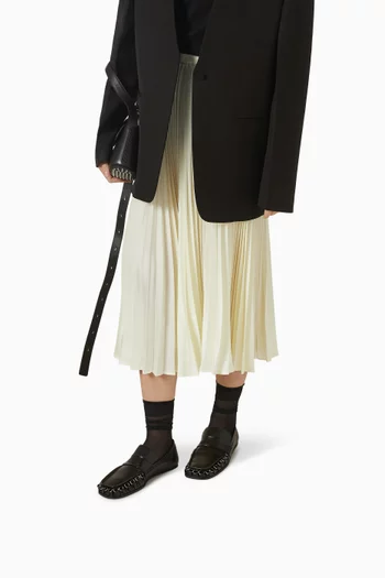 حذاء سهل الارتداء بحواف منسوجة جلد