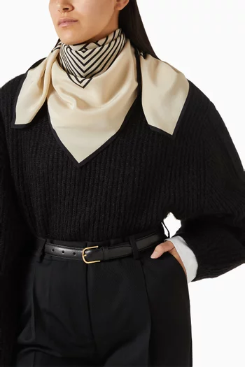 وشاح بشعار الماركة في المنتصف حرير