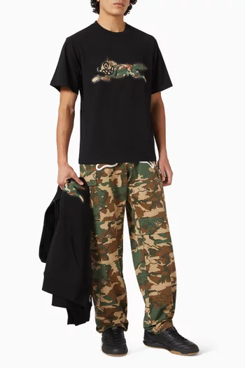 تي شيرت بطبعة كلب يجري ونقشة مموهة قطن