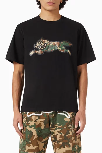 تي شيرت بطبعة كلب يجري ونقشة مموهة قطن