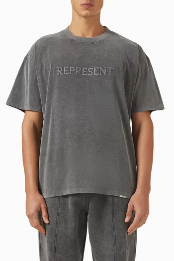 تي شيرت بتطريز شعار الماركة بخط سيريف قطن