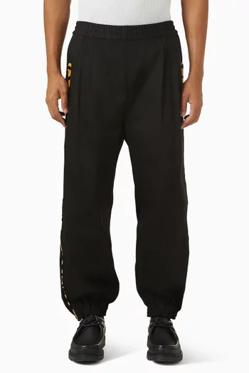 بنطال مستوحى من فترة الخمسينيات بحواف ونقشة جلد النمر