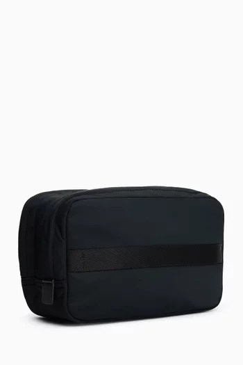 حقيبة مستحضرات العناية الشخصية بحلية معدن بشعار الماركة