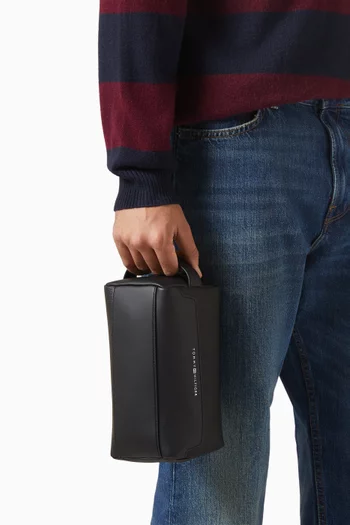 حقيبة مستحضرات العناية الشخصية مودرن بتصميم لامع وشعار الماركة البارز