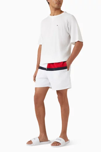 تي شيرت بشعار الماركة قطن