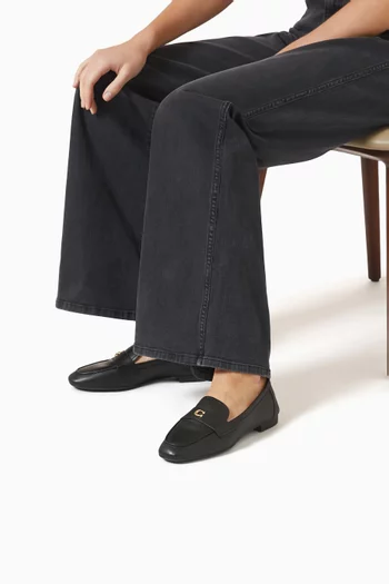 حذاء سهل الارتداء بشريط بيني بشعار حرف C جلد