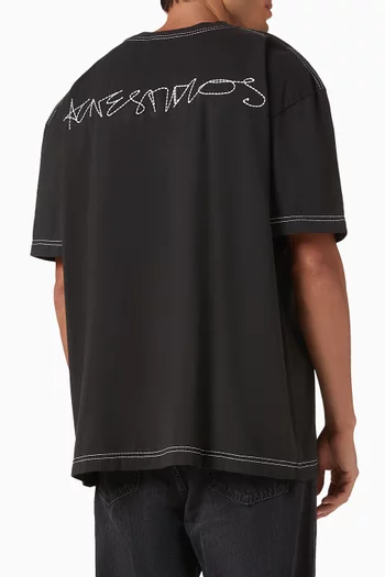 تي شيرت بشعار الماركة قطن