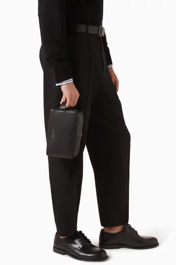 حقيبة لمستحضرات العناية الشخصية مزينة بحلية جلد