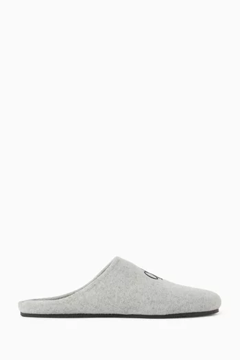 حذاء مفتوح من الخلف بشعار الماركة