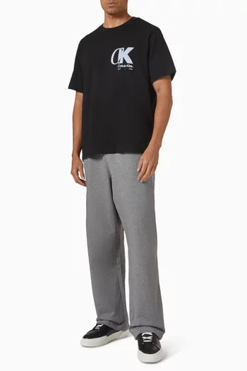 تي شيرت بشعار الماركة بتصميم متداخل قطن جيرسيه