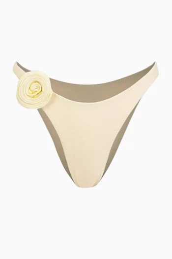 قطعة بيكيني سفلية مستوحاة من التسعينيات ومزينة بوردة