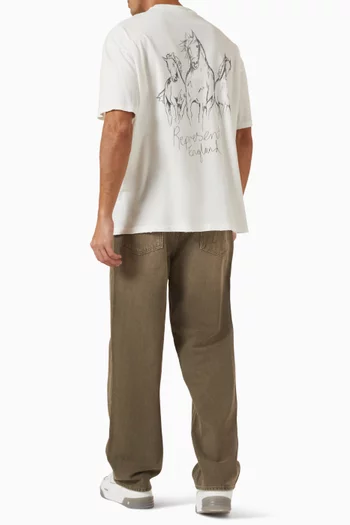 تي شيرت بطبعة حصان بتصميم مرسوم يدويًا قطن