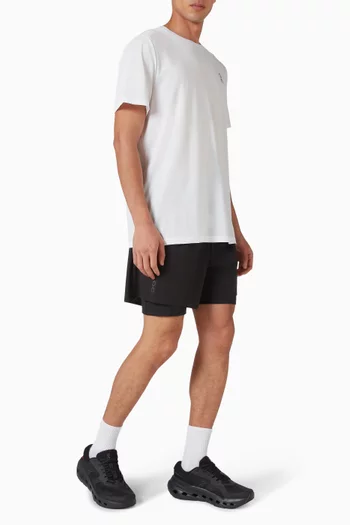 شورت بيرفورمانس 2 في 1‏ بحياكة داخلية بطول 5‏ بوصة