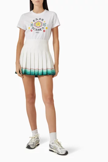 تنورة قصيرة بطيّات حرير تويل