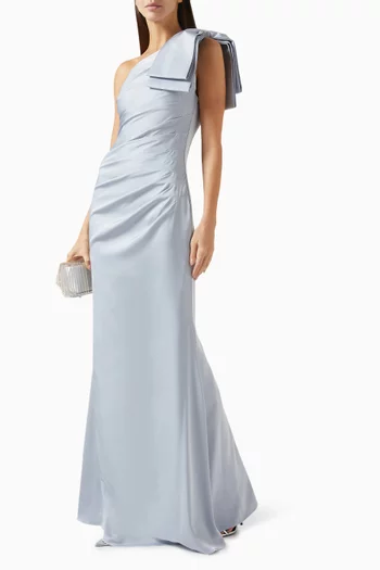 فستان إميليا طويل بكتف مكشوف وعقدة وطيّات ستان