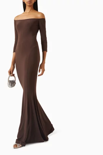 فستان سهرة بقصة ذيل السمكة وأكتاف مكشوفة