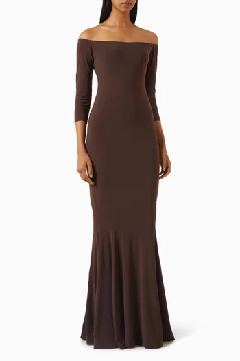 فستان سهرة بقصة ذيل السمكة وأكتاف مكشوفة