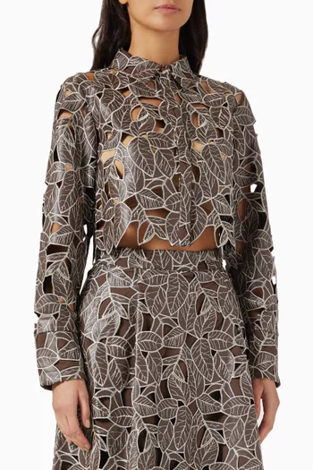 بلوزة بيتريكس مزينة بدانتيل جلد نباتي