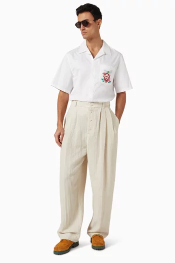 قميص بياقة كوبية وشعار الماركة