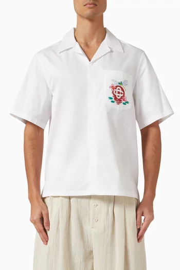 قميص بياقة كوبية وشعار الماركة