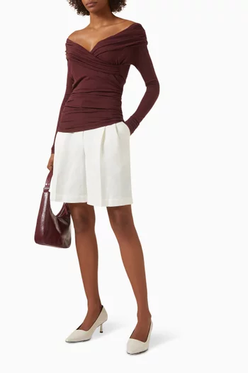 بلوزة بأكتاف مكشوفة