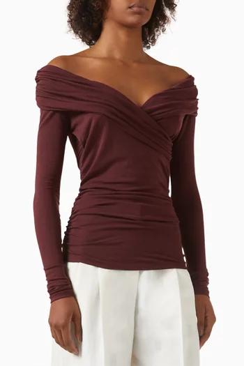 بلوزة بأكتاف مكشوفة