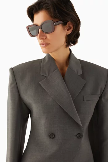 نظارة شمسية بشعار الثلاث نقاط وإطار هندسي أسيتات