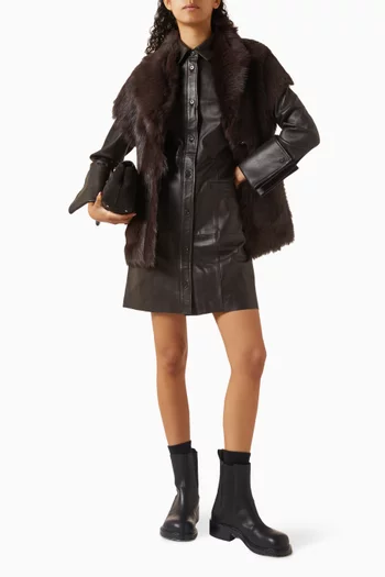 فستان فيليس قصير بأزرار جلد