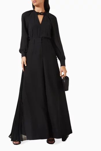 بلوزة بفتحة رقبة على شكل حرف V‏ وشريط مطرز بالخرز