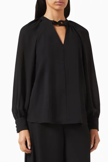 بلوزة بفتحة رقبة على شكل حرف V‏ وشريط مطرز بالخرز