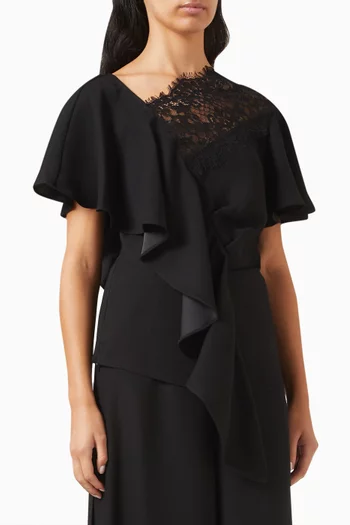 بلوزة بكشكش وحافة دانتيل