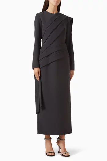 فستان متوسط الطول بطيّات