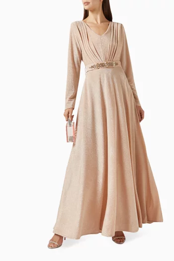 فستان مزين بطيّات وتطريزات