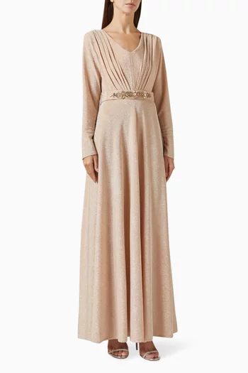 فستان مزين بطيّات وتطريزات