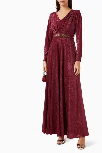 فستان مزين بطيّات وتطريزات