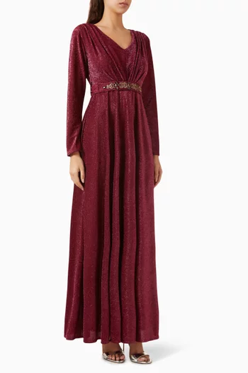 فستان مزين بطيّات وتطريزات