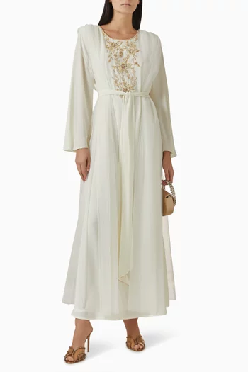 قفطان مزين بحزام وتطريزات