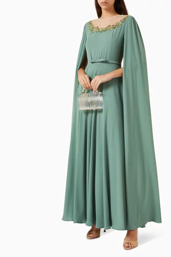 قفطان مزين بحزام وتطريزات